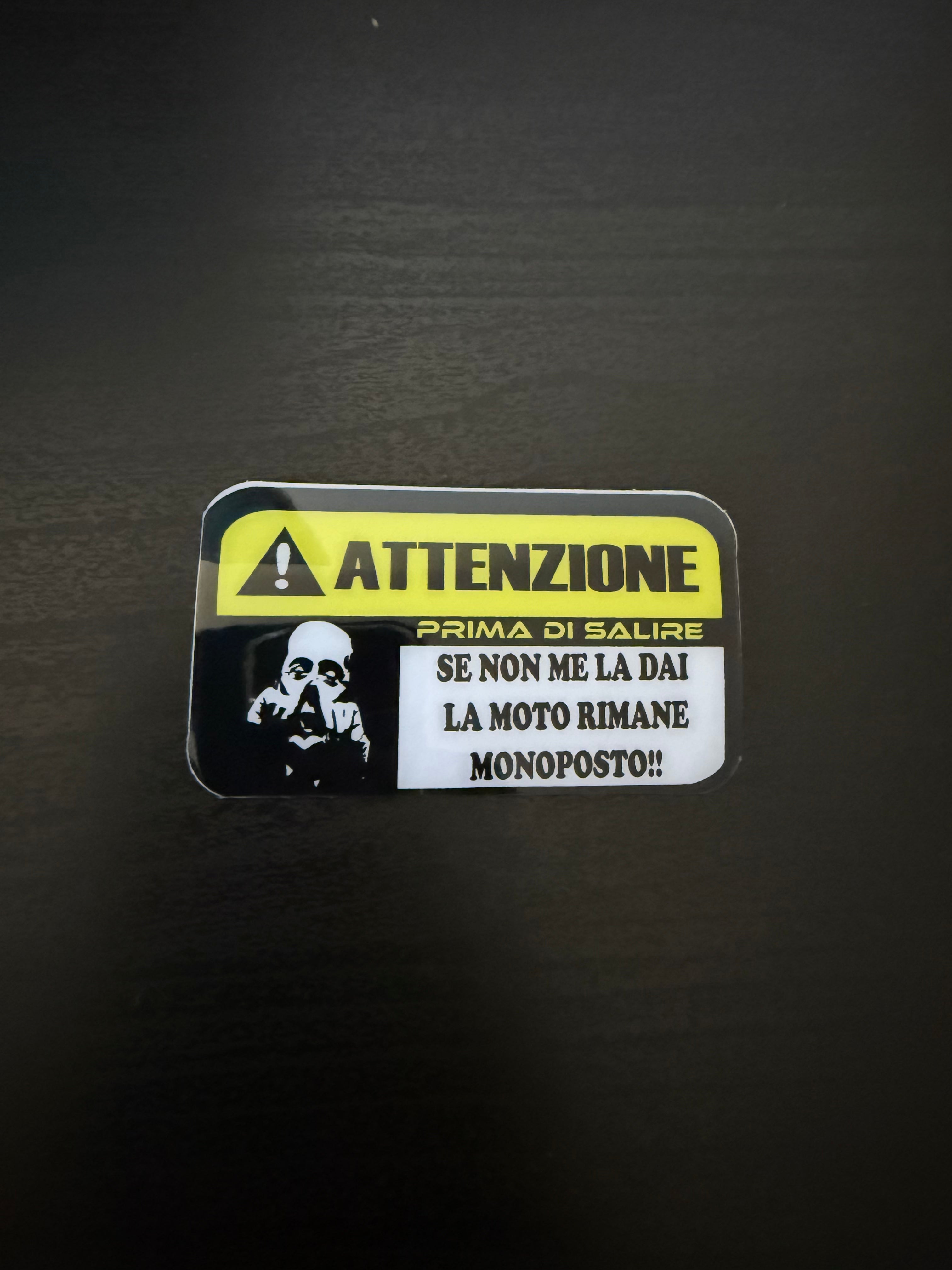 Adesivo Attenzione Mpnoposto