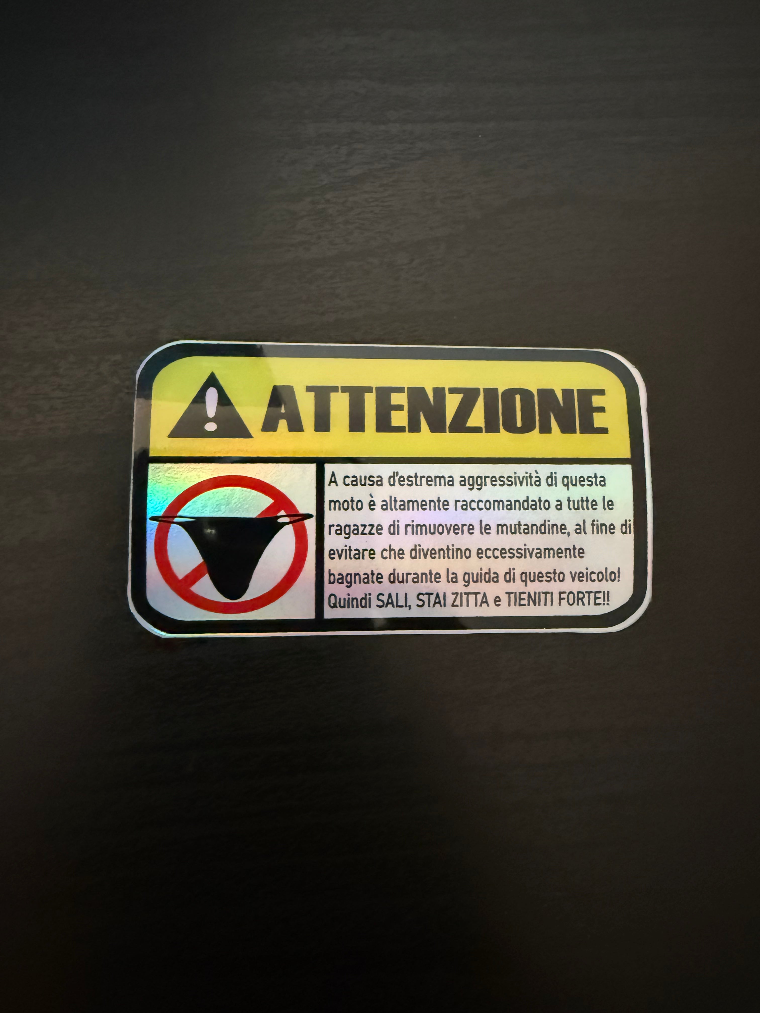 Adesivo Attenzione Mutande